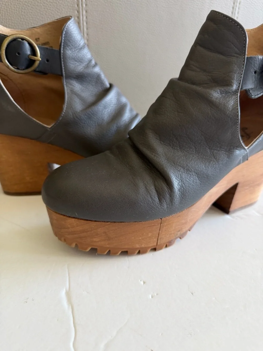 Free People Suri Platform Heeled Clogs Charcoal Gray Leather Sz 37